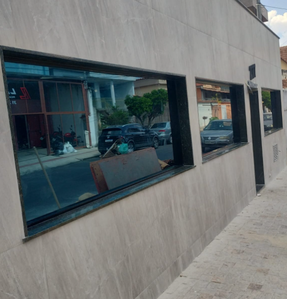 Fachada de vidro temperado com película em nova cintra